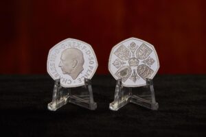 Presentan la nueva moneda con la imagen del rey Carlos III