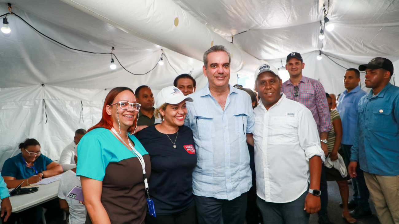 Presidente Abinader visita unidades móviles que integran jornada de salud en Samaná