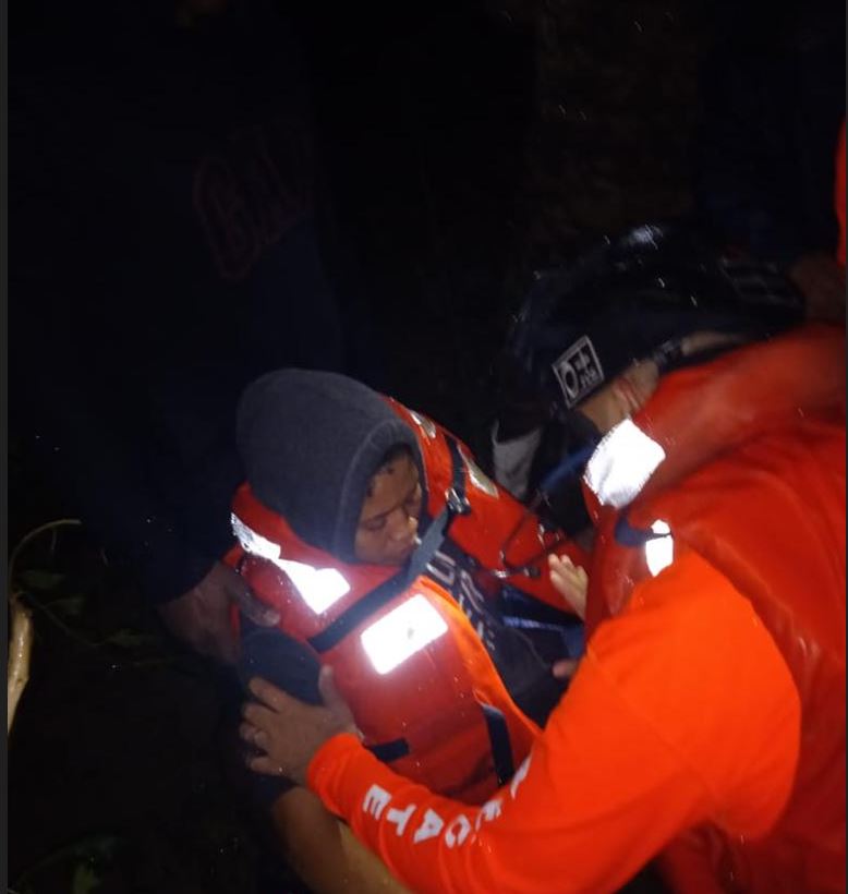 Defensa Civil rescata con vida a dos personas atrapadas en crecida de río Duey