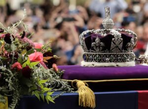 Un vehículo fúnebre traslada el féretro de Isabel II hacia Windsor