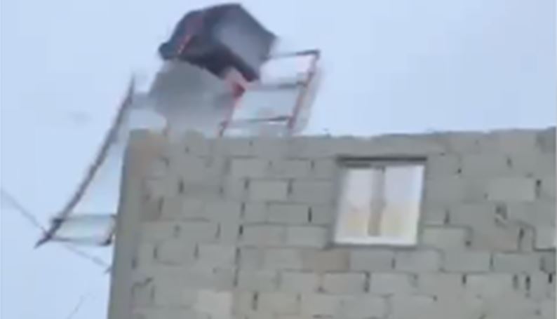 VIDEO: Fuertes vientos de Fiona hacen volar el techo y ajuares de una casa en Hato Mayor