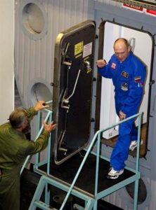 Cosmonautas rusos empiezan caminata espacial