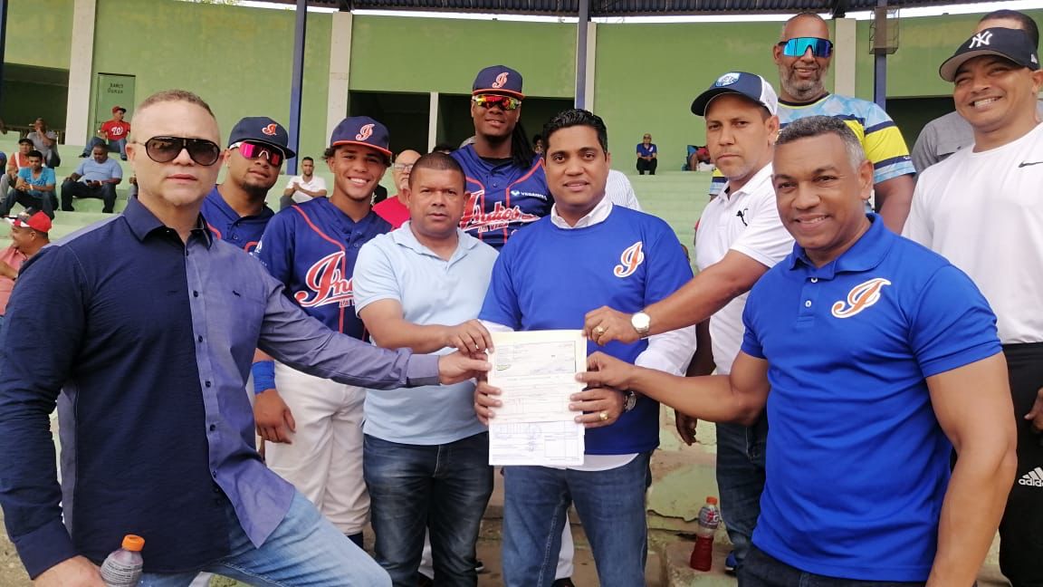 Alcalde Kelvin Cruz entrega aporte de 500 mil pesos a Indios de La Vega