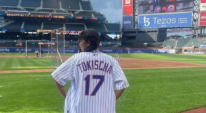 Tokischa lanza primera bola en el partido de los Mets