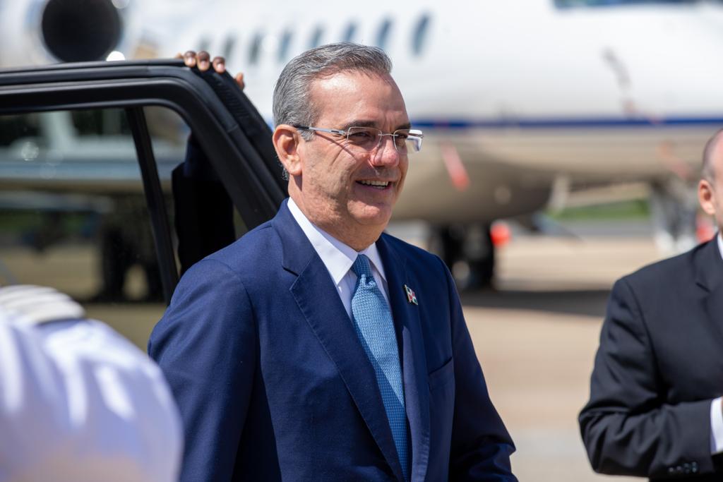 Presidente Abinader llega al aeropuerto Ronald Reagan de Washington a las 12:40 de la tarde