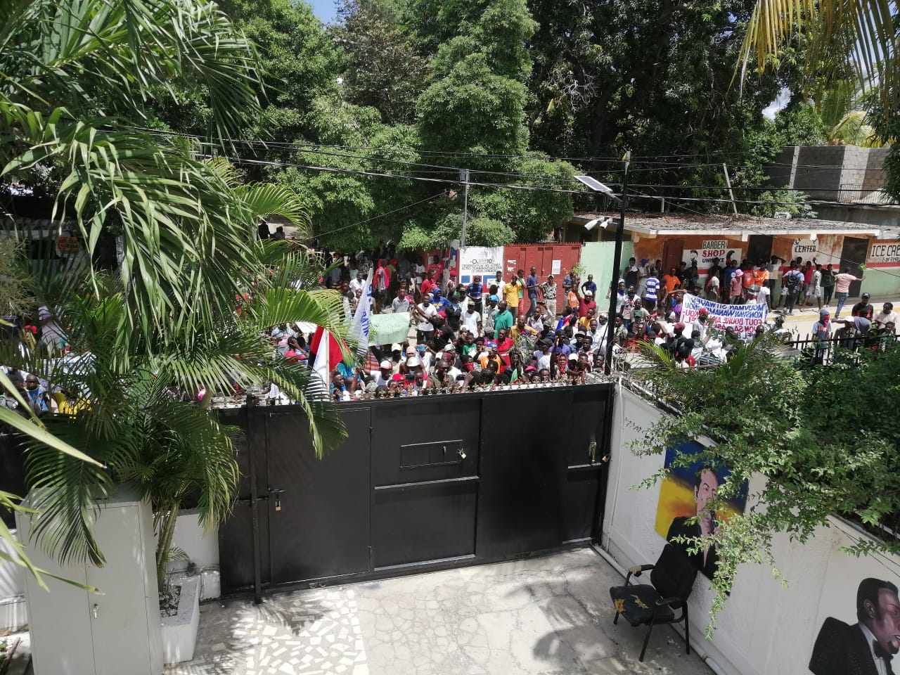 Haitianos marchan frente al consulado Dominicano en Juana Méndez