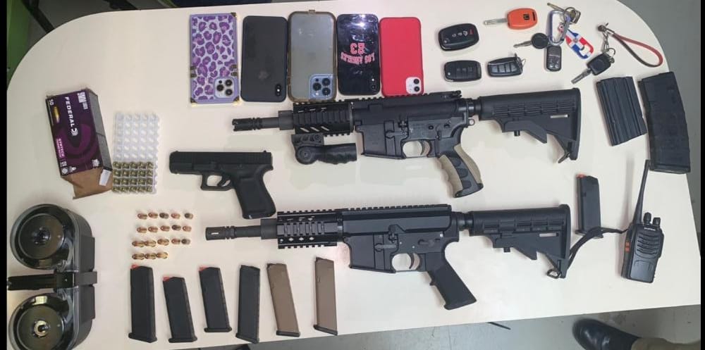 Incautan dos fusiles y una pistola Glock en allanamientos realizados en Santiago