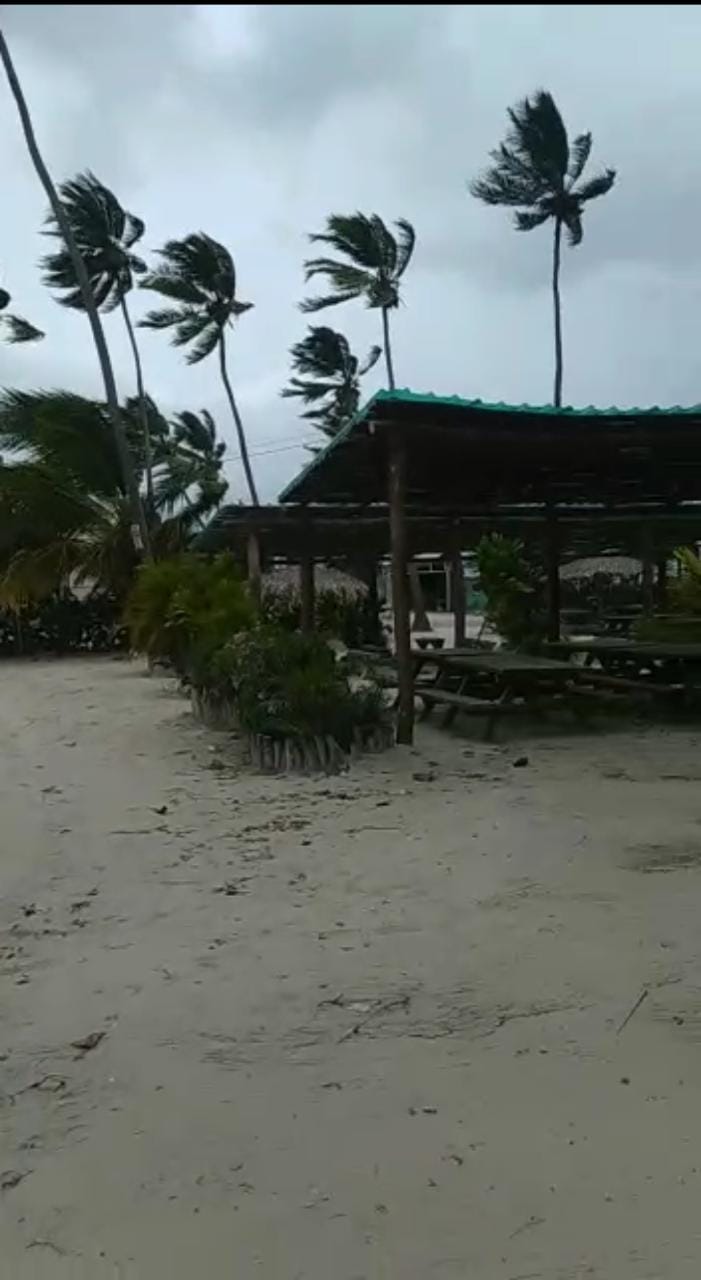 Comienzan a sentirse vientos y oleajes del huracán Fiona en Punta Cana