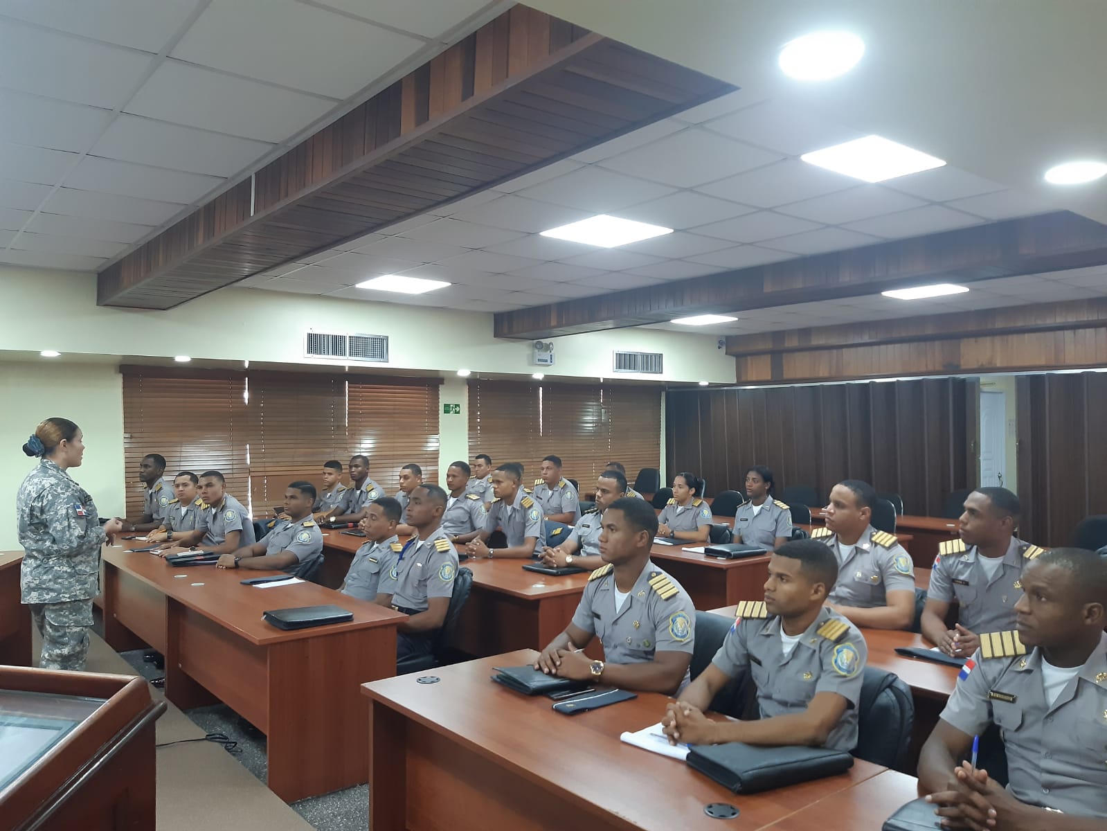 Escuela de Derechos Humanos del MIDE imparte curso a cadetes de la Policía Nacional