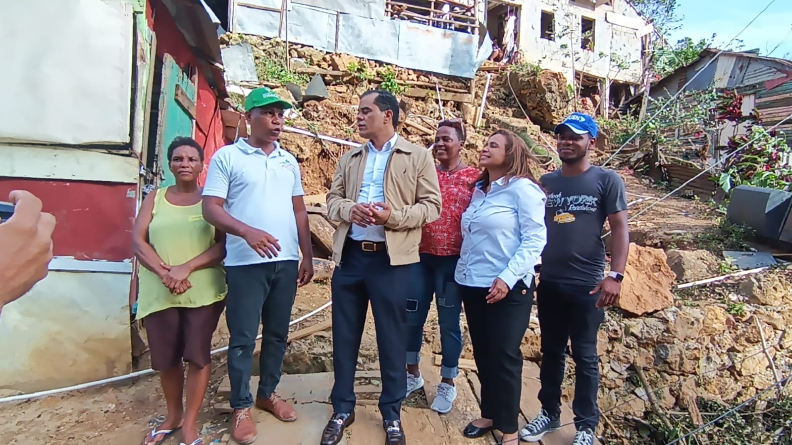 Diputado Elías Baez entrega donativos a familias afectadas por huracán Fiona en Samaná