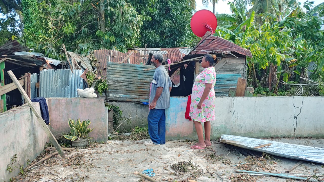 Familia queda sin hogar tras paso del huracán Fiona en María Trinidad Sánchez