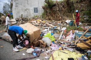 Empacan alimentos y otros artículos desde Nueva York para damnificados en República Dominicana 