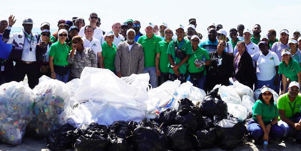 Colaboradores de la OMSA recogen cientos de desechos sólidos en Playa Manresa