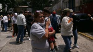 Dos muertos tras sismo de 6,8 en el oeste y centro de México