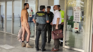 España: acusado de exhibicionismo llega desnudo al tribunal