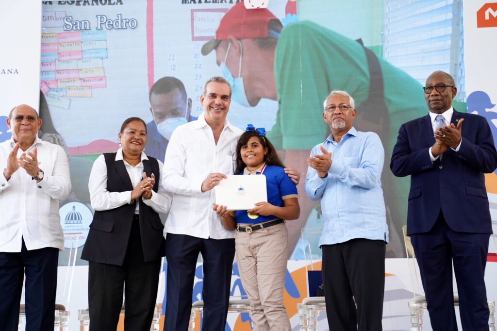 El presidente Luis Abinader y ministro de Educación Ángel Hernández dejan abierto el año escolar 2022-2023