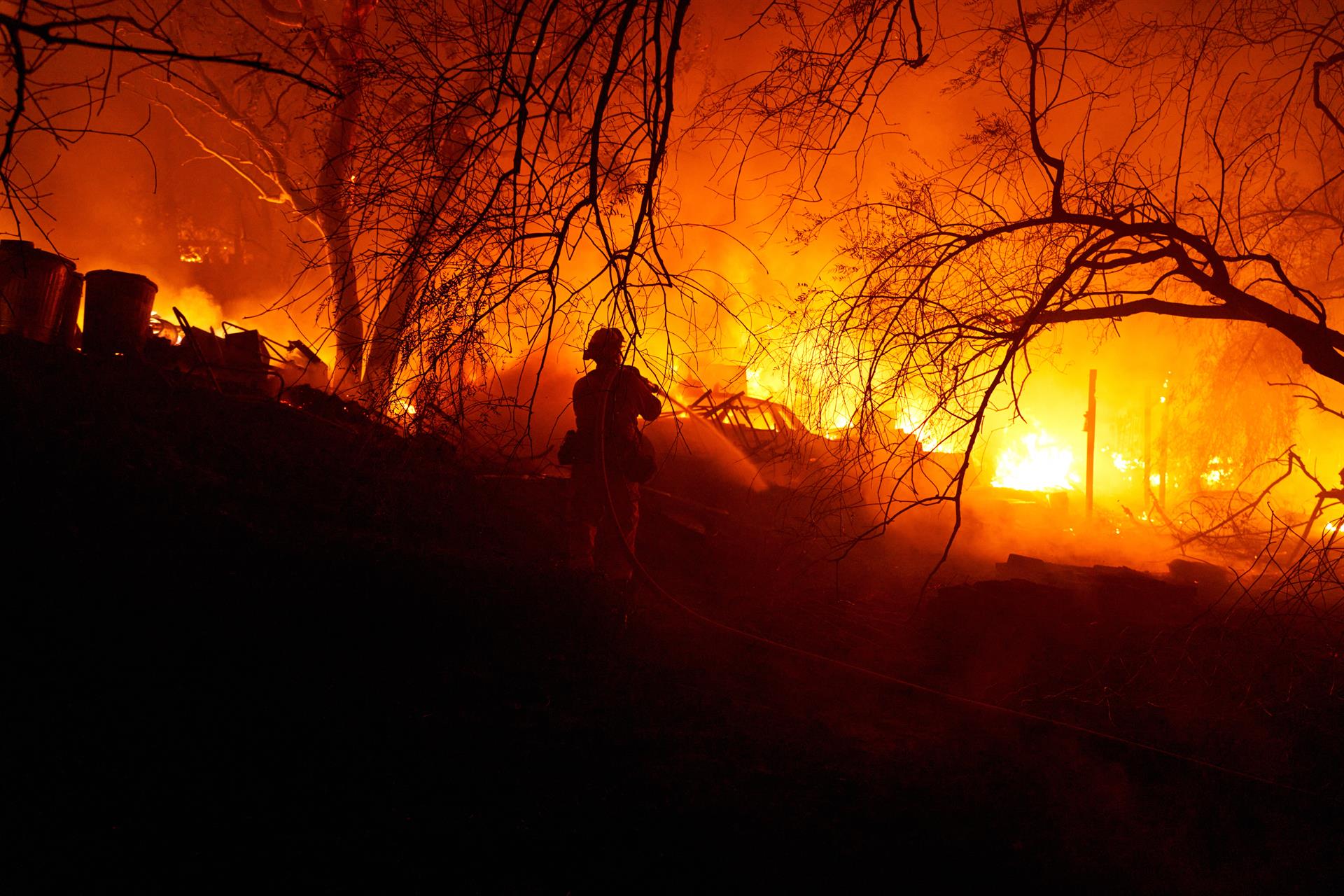 Al menos 4 muertos y decenas de evacuaciones por los incendios en California