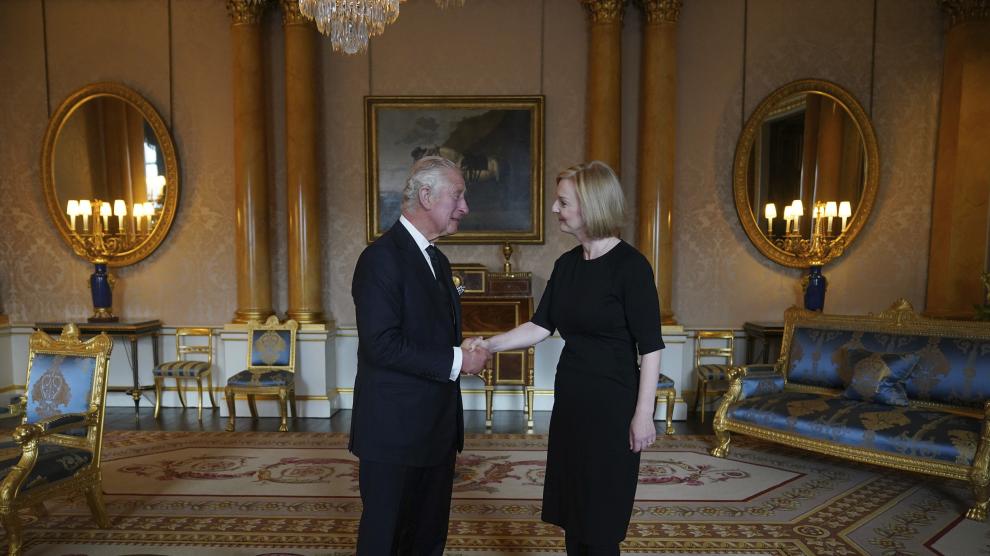 El agarrón de Carlos III a la primera ministra Liz Truss