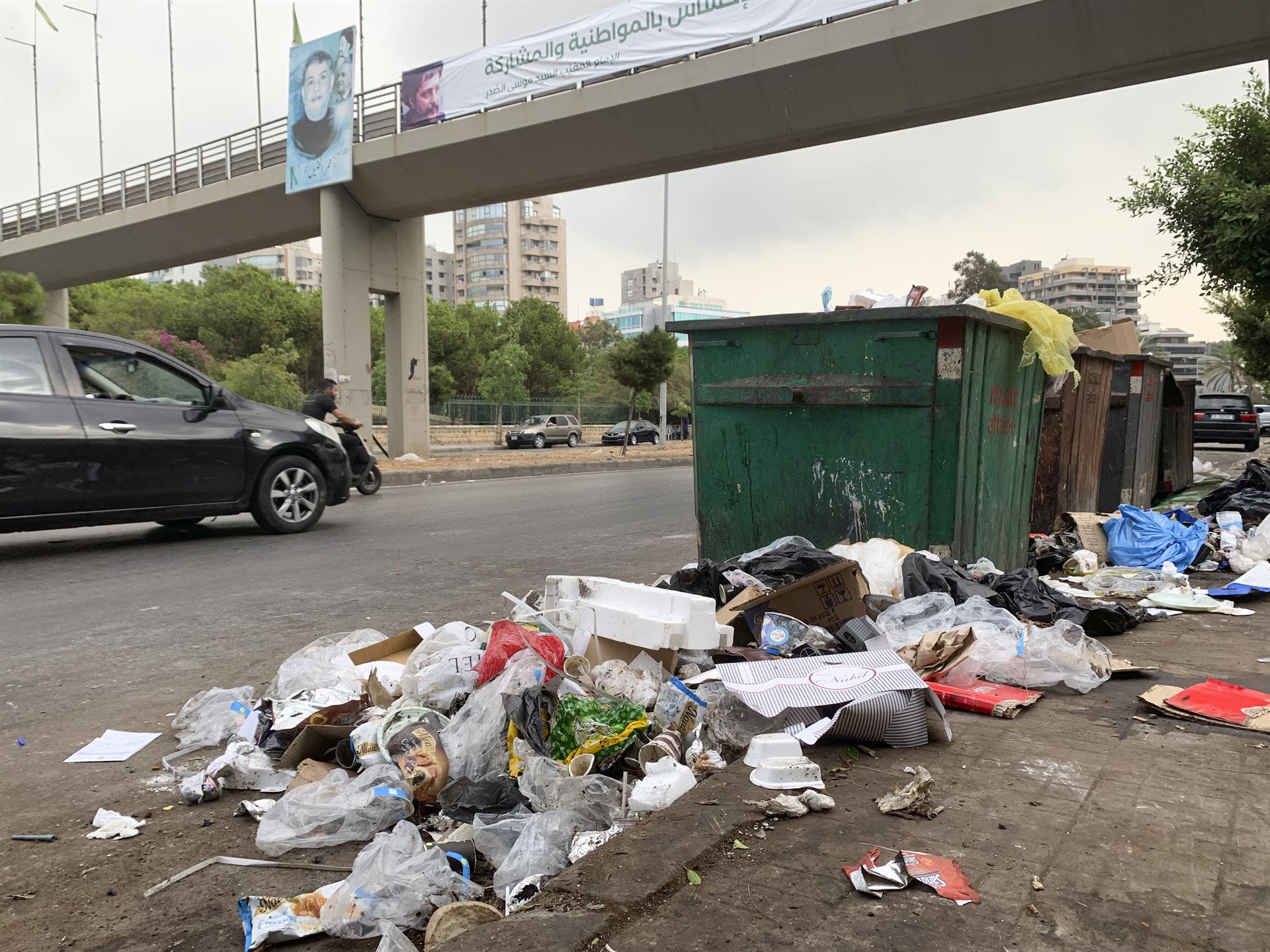 Hurgar en la basura, un recurso infantil para ganarse la vida en el Líbano