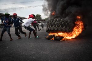 La tensión crece en Haití con saqueos y violentas protestas contra el Gobierno