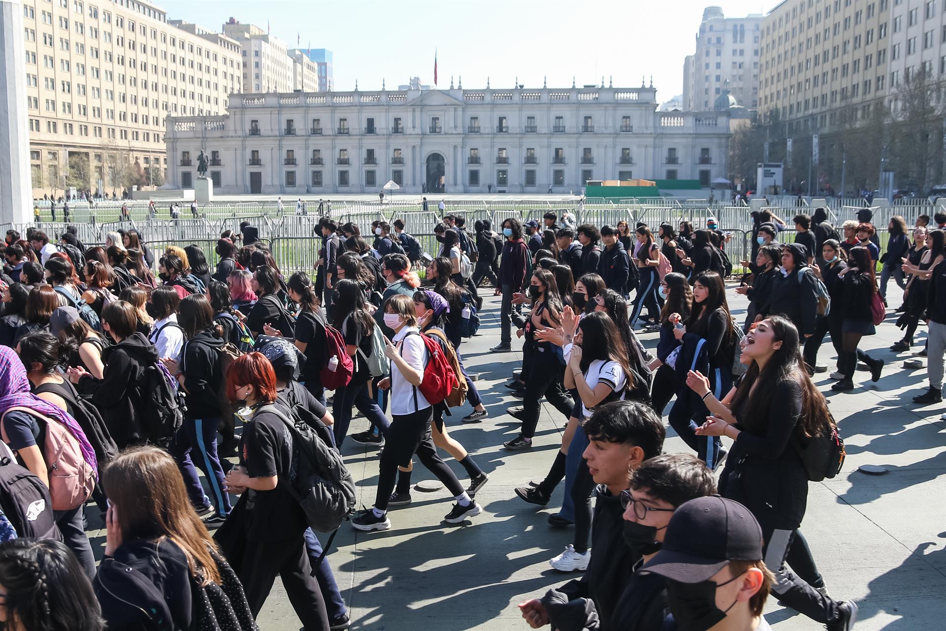 Enfrentamientos entre estudiantes y militares en el centro de la capital chilena