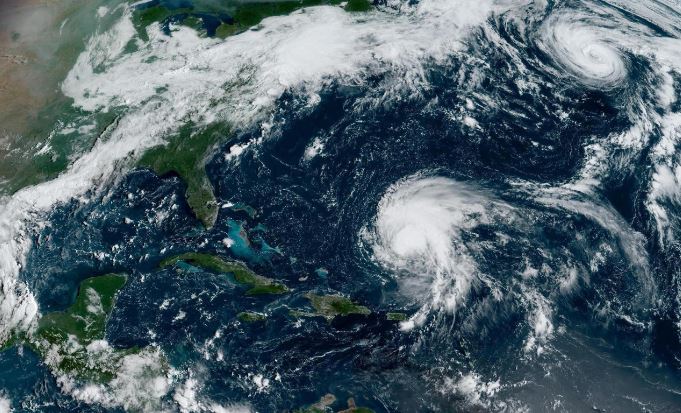 La tormenta tropical Earl se fortalece y amenaza a las Bermudas