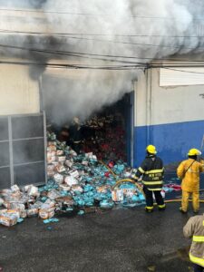 Se reporta incendio en almacén detrás del Club San Carlos