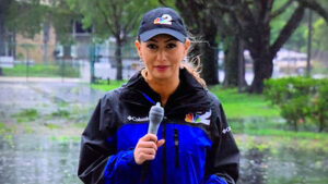 Reportera cubre su micrófono con un condón cubriendo el huracán Ian