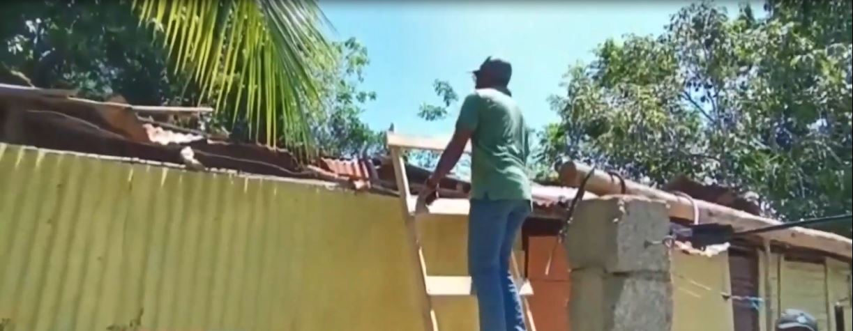 Alcaldes De Sánchez, el Limón  y Arroyo Barril en Samaná, inician reparación de viviendas afectadas por Fiona