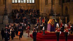 La reina Isabel II yace en el estado mientras la multitud presenta sus respetos
