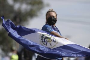 Salvadoreños celebran independencia y marchan contra Bukele