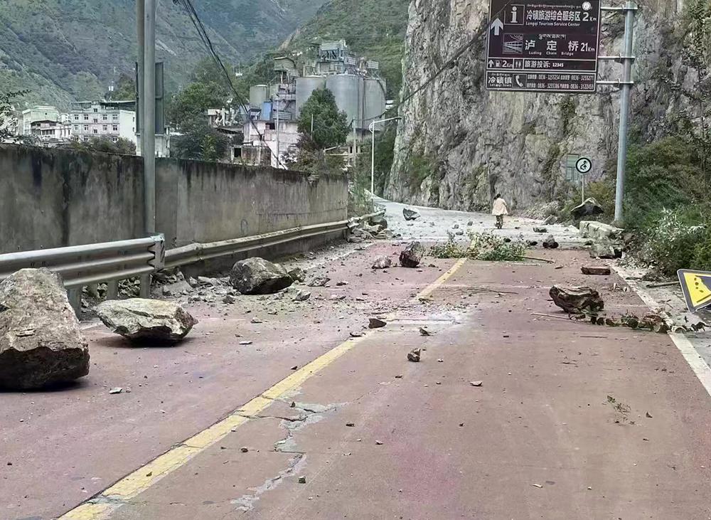 China: aumentan a 46 los fallecidos tras sismo de magnitud 6,8