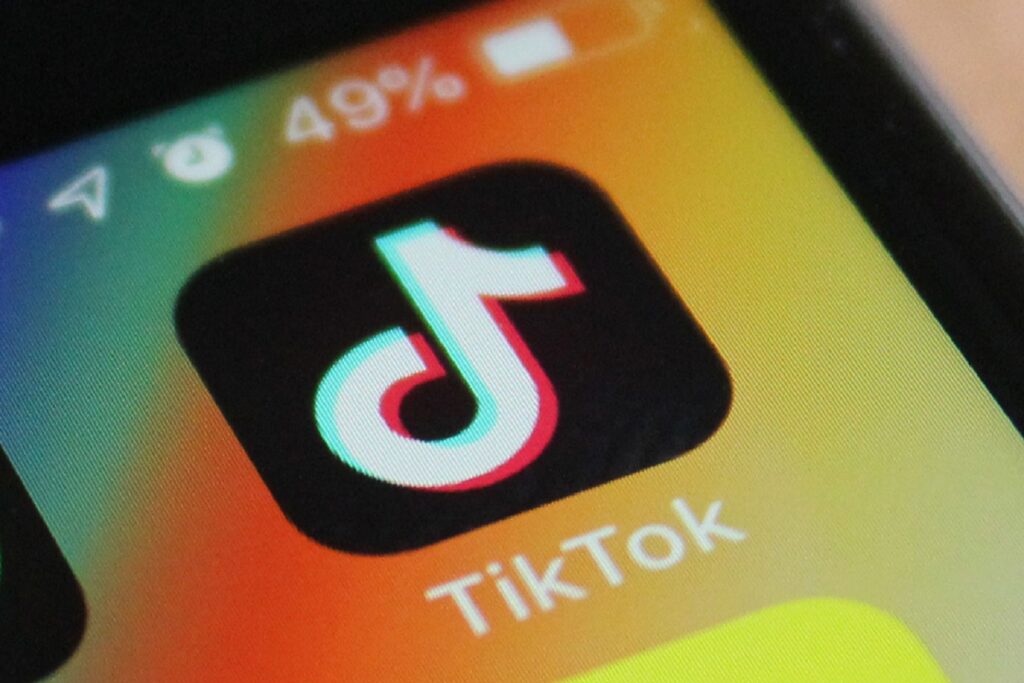 Usuaria de TikTok enseñar cómo perrear "El triste" de José José