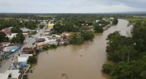 Autoridades gubernamentales visitan provincia Duarte tras inundaciones por huracán Fiona