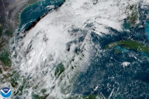 Tormenta tropical Karl cobra fuerza en el Golfo de México 