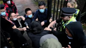 El polémico ataque de funcionarios chinos a un manifestante en el consulado del país asiático en Mánchester