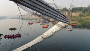 Al menos 141 muertos, la mayoría mujeres y niños, tras derrumbe de un puente colgante en la India 