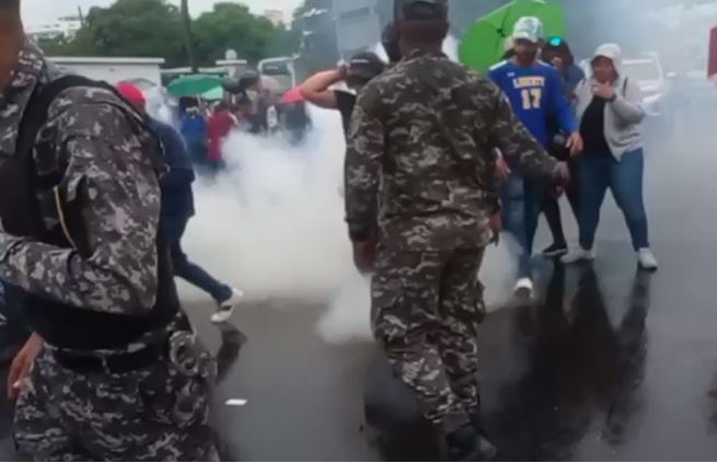Denuncian agresión policial en marcha de maestros que aprobaron el concurso de oposición