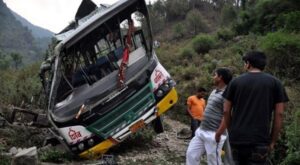 Al menos 25 muertos tras caer un autobús por un desfiladero en la India