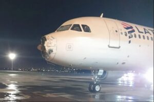 Terror en pleno vuelo: avión queda con motor y ventanas rotas por tormenta