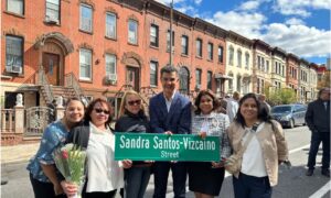 Nombran calle de Nueva York con el nombre de dominicana Sandra Santos; destacada maestra en Estados Unidos
