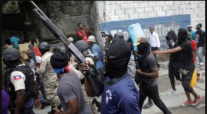 En Haití clientes de un banco se cansan de esperar e irrumpen en el establecimiento