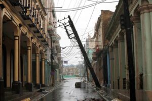 Cuba inicia restablecimiento de sistema eléctrico después del huracán Ian