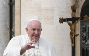 El papa pide el fin de la guerra en Ucrania y reconstruir la convivencia