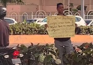 Joven pide empleo con un cartel en la calle para poder alimentar a su niña