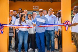 Ministro de Obras Públicas entrega centro comunal en La Yuca de Los Ríos