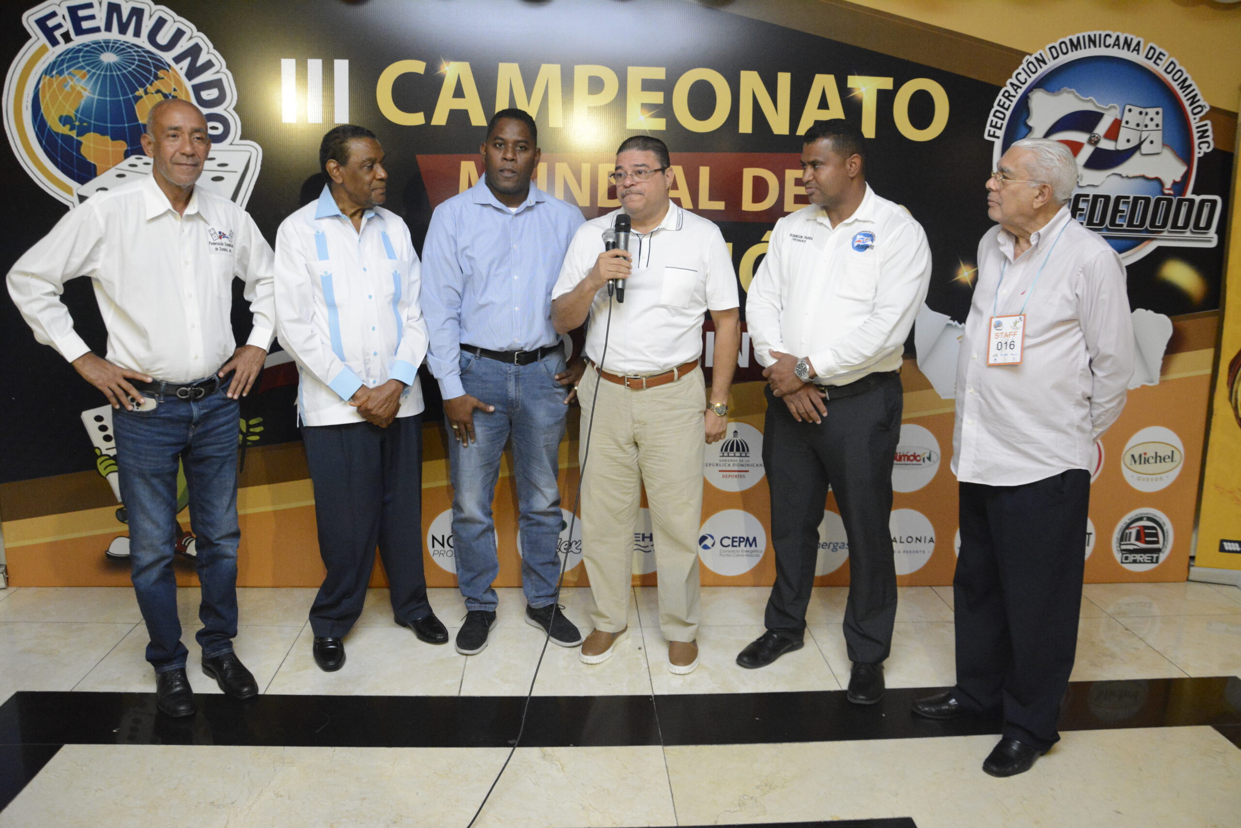 Francisco Camacho, ministro de deportes, se dirige a los presentes en Mundial Dominò FEMUNDO