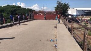 Manifestantes haitianos cierran puerta fronteriza de Juana Méndez