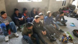 Encuentran a 112 migrantes hacinados en una vivienda del norte de México 