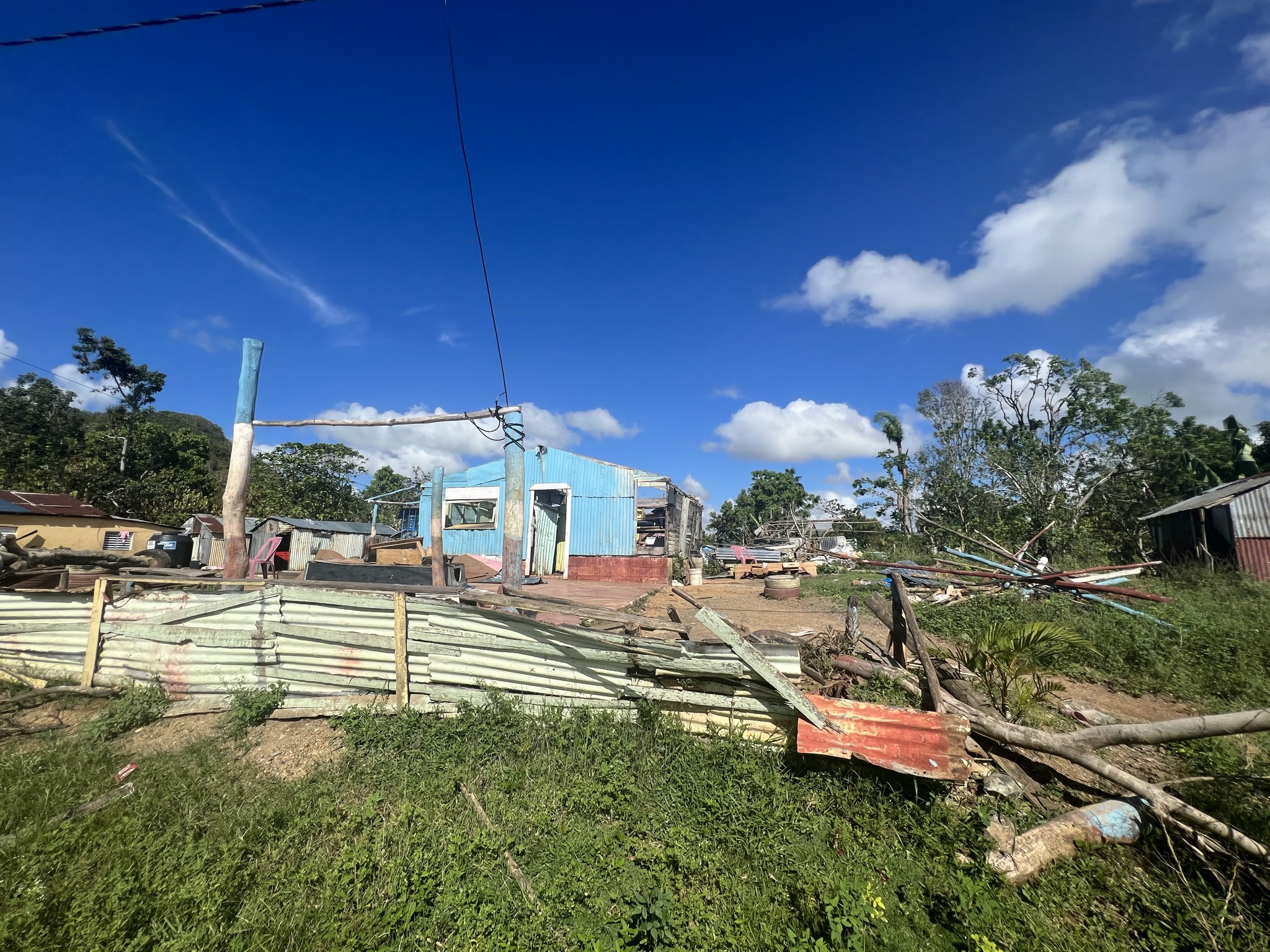 Punta Catalina hace aporte para reconstruir viviendas de familias afectadas por Fiona